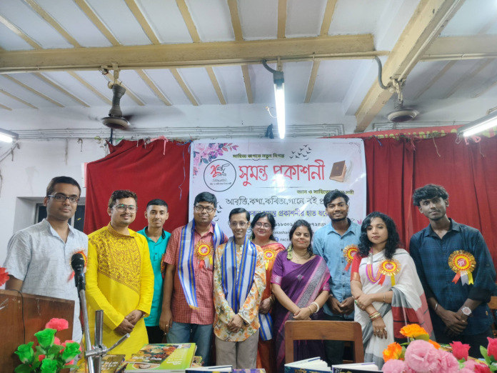 নতুন প্রকাশিত বইয়ের মোড়ক উন্মোচন আমন্ত্রিত অতিথি ও লেখকবৃন্দের ছবি